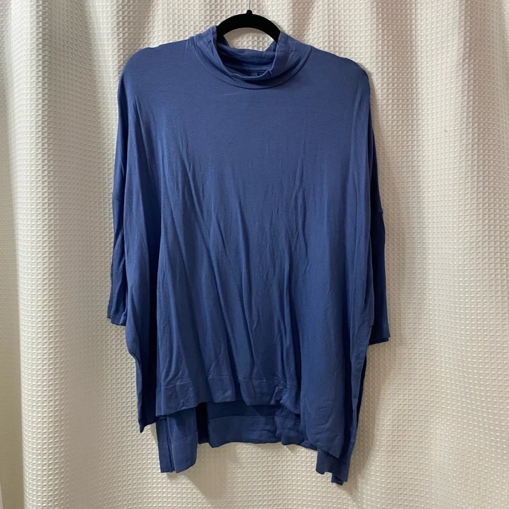 NWT L&G Mock Neck Slit Side Top